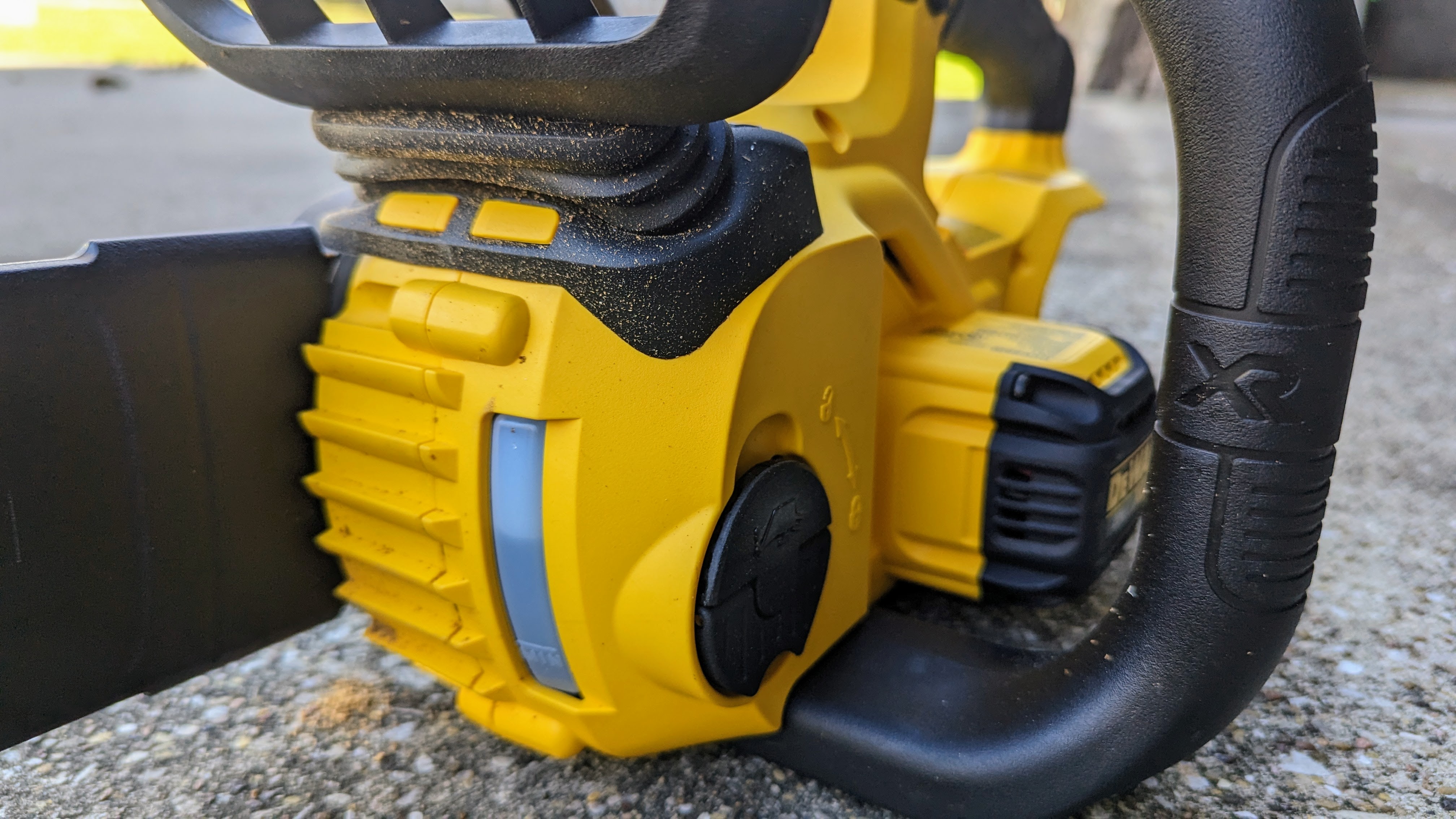 You can see the oil level thanks to a clear viewfinder in the oil compartment; that’s really helpful in notifying when you need to refill the chain oil. 