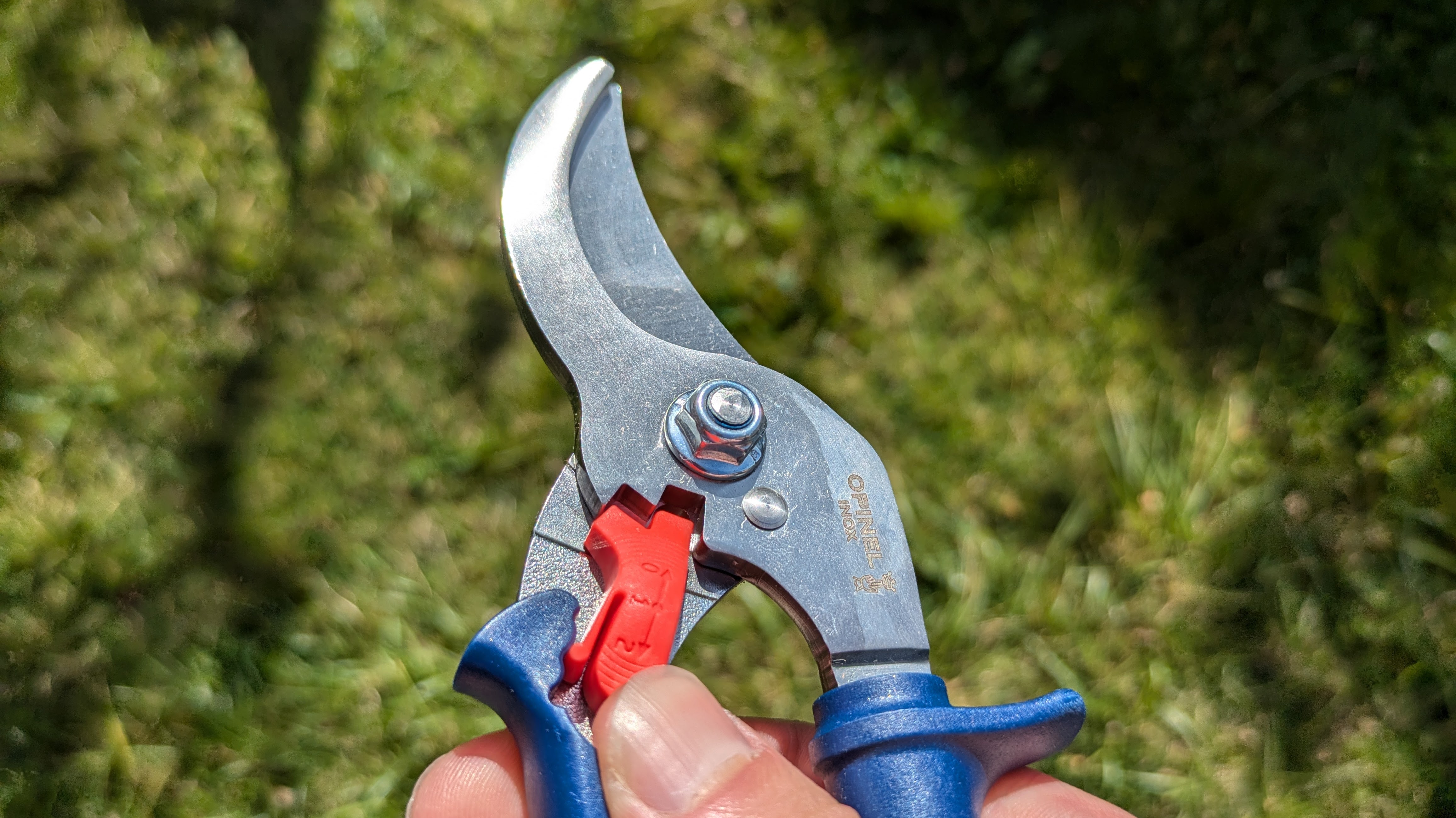 Close-up of the blades and position selector of the Opinel pruning shears